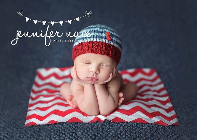 Handgestrickte Gestreifte Neugeborenen Mütze Rot, Blau, Und Denim Fotografie Requisite von zellashop