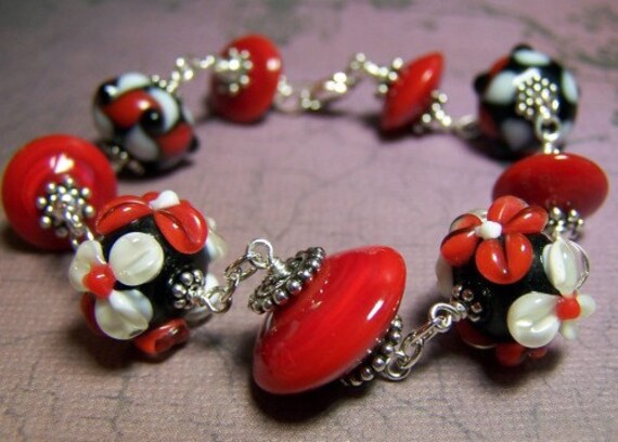 Blumen Perlenarmband, Blüten, Rot, Weiß & Schwarz, Geschenke Für Sie, Handwerker Glas Armband, Floral Chic von zencreations04