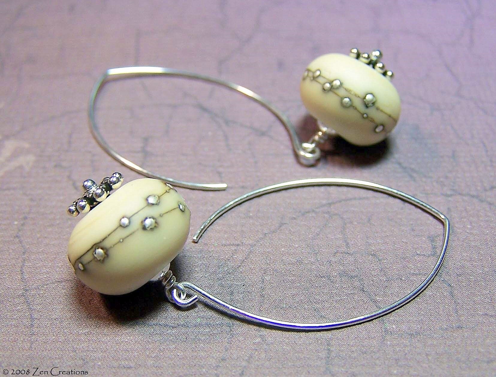 Elfenbein Und Feinsilber Punkte Ohrringe von zencreations04