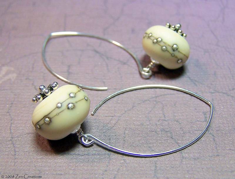 Elfenbein Und Feinsilber Punkte Ohrringe von zencreations04