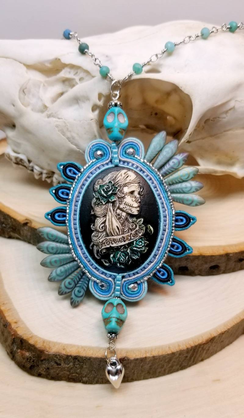 Für Immer Liebe Halskette, Sugar Skull Soutache Dia De Los Muertos Anhänger, Schädel Perlenschmuck, Gothic Schmuck von zencreations04