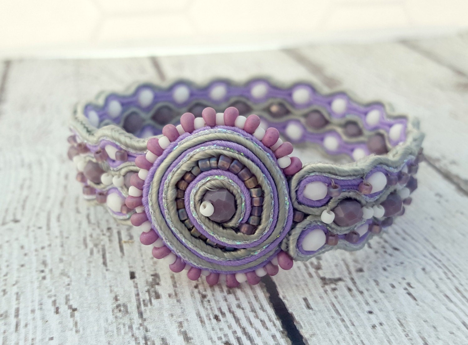 Graues & Flieder Kristall Soutache Armband, Irisierendes Boho Perlen Schmuck, Statement Schmuck von zencreations04