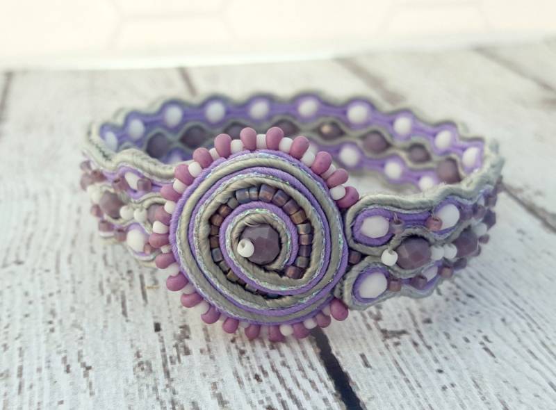 Graues & Flieder Kristall Soutache Armband, Irisierendes Boho Perlen Schmuck, Statement Schmuck von zencreations04