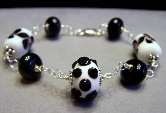 sterling Silber Und Art Glass Armband, Schwarz Weiß Punkt, Gepunktet, Wirbel, Geschenke Für Sie, Locken Punkte, Künstlerisch, Einzigartig, Klassisch von zencreations04