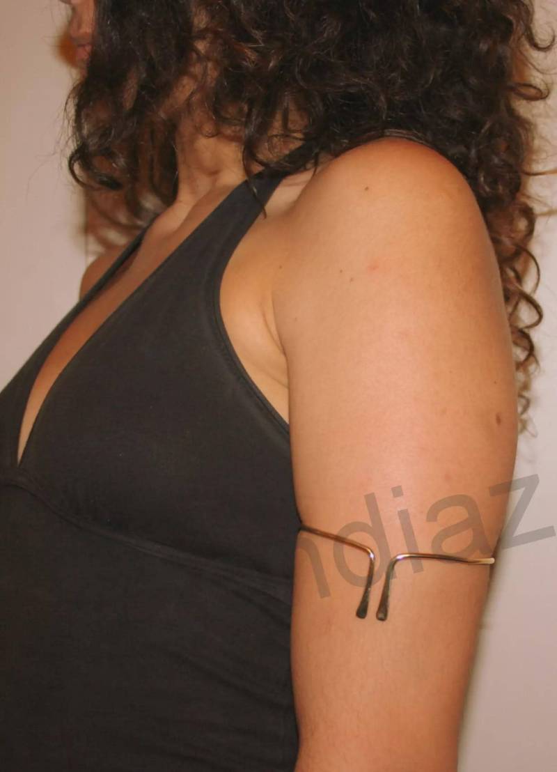 Handgemachte Gehämmerte Armmanschette von zendiaz