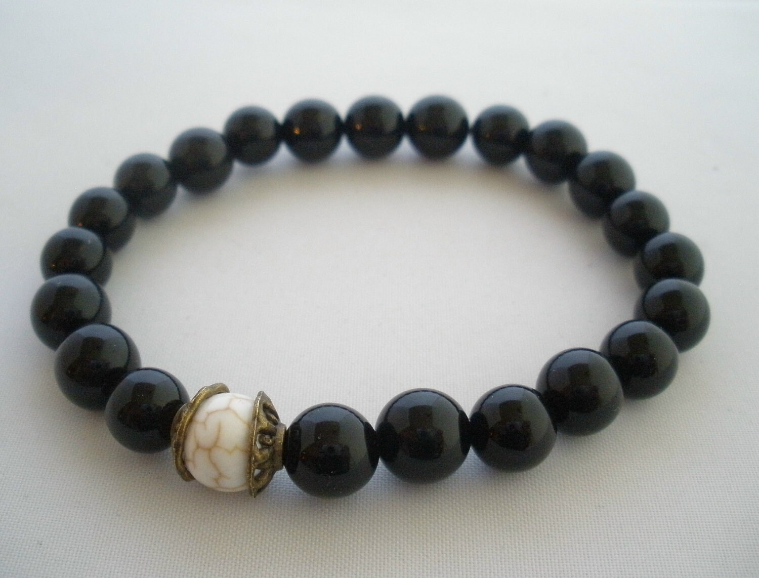 Armband-Mala Aus Schwarzem Onyx Und Weißem Howlith Armband-Mala Aus Schwarzem Onyx Und Weißem Howlith von zenmomma