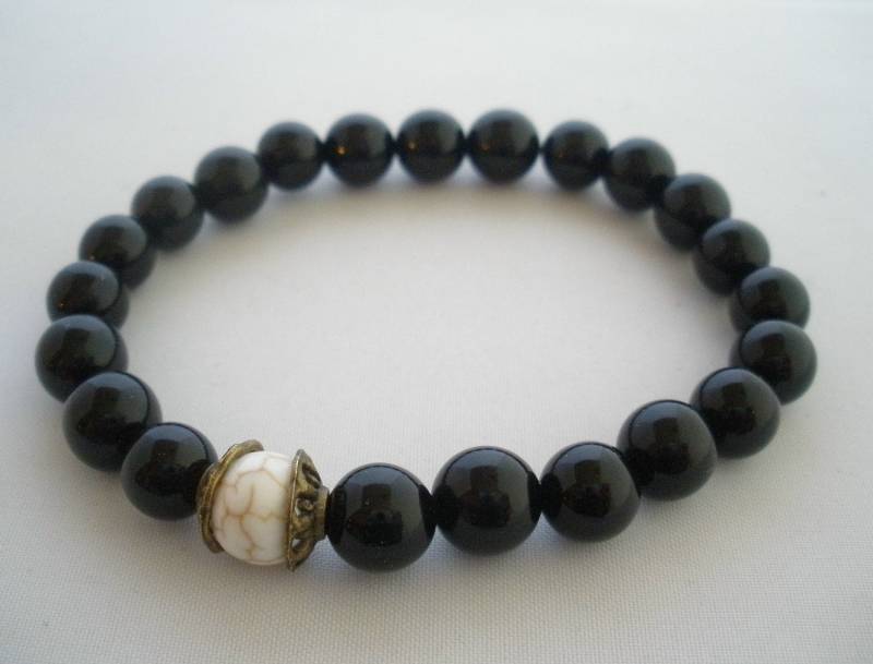 Armband-Mala Aus Schwarzem Onyx Und Weißem Howlith Armband-Mala Aus Schwarzem Onyx Und Weißem Howlith von zenmomma