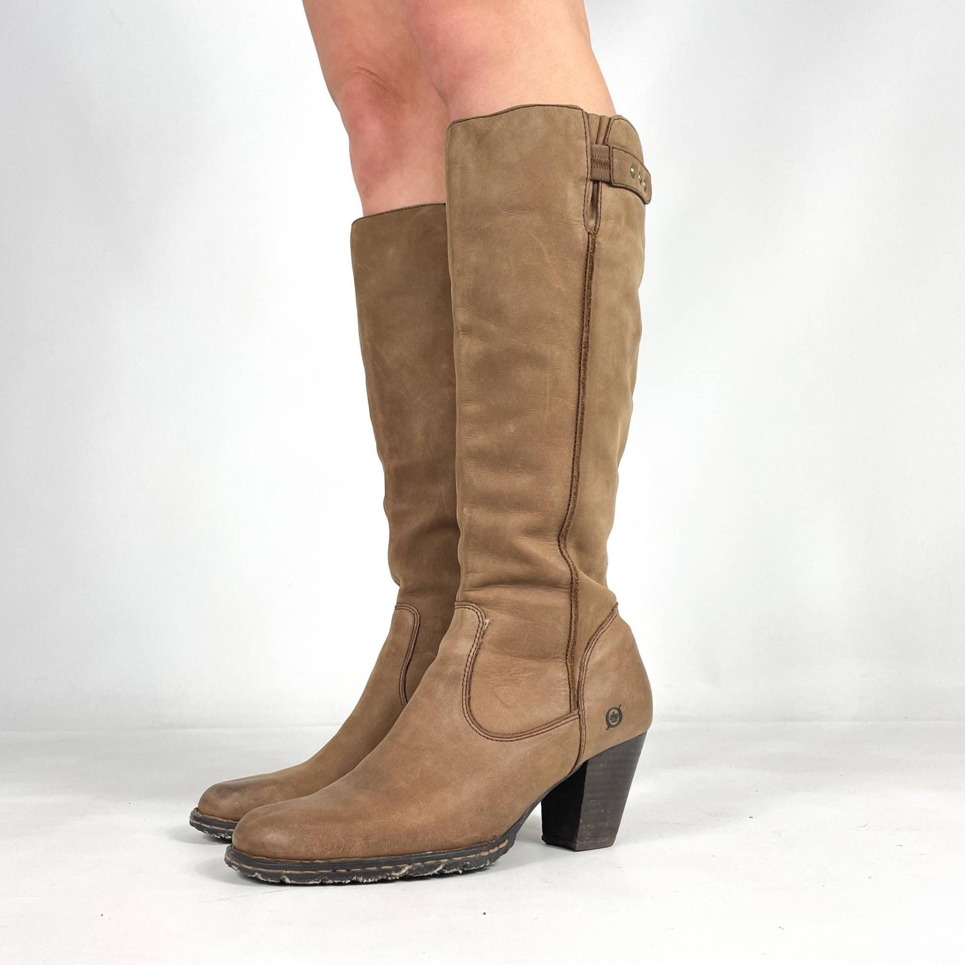 Braune Wildleder-Reitstiefel Im Westernstil Mit Kniehohem Absatz Und Klobigem Y2K-stil, Größe Eu 40/Uk 7 Us 9 von zephyry2k