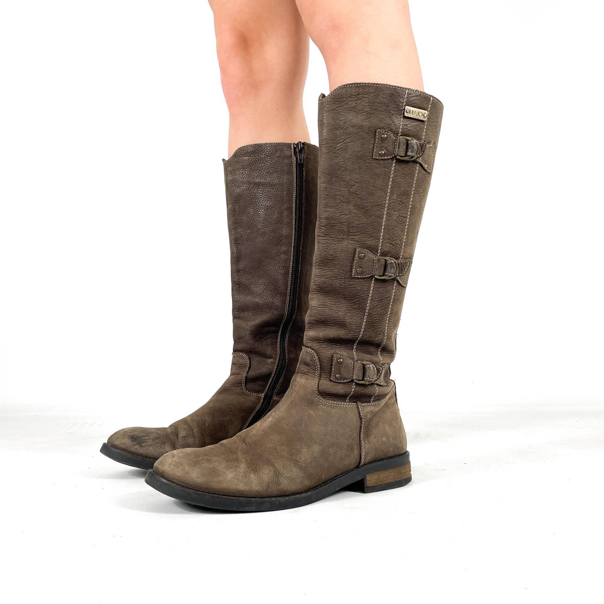 Hohe Braune Vintage-stiefel Mit Schnalle Für Damen - Dreifach-Riemen-Detail, Reitstil, Alltäglicher Retro-Look Größe Eu 39/Uk 6 Us 8 Hohe Braune Vintage-stiefel Mit Schnalle Für Damen - Dreifach-Riemen-Detail, Reitstil, Alltäglicher Retro-Look Größe Eu 39/Uk 6 Us 8 von zephyry2k