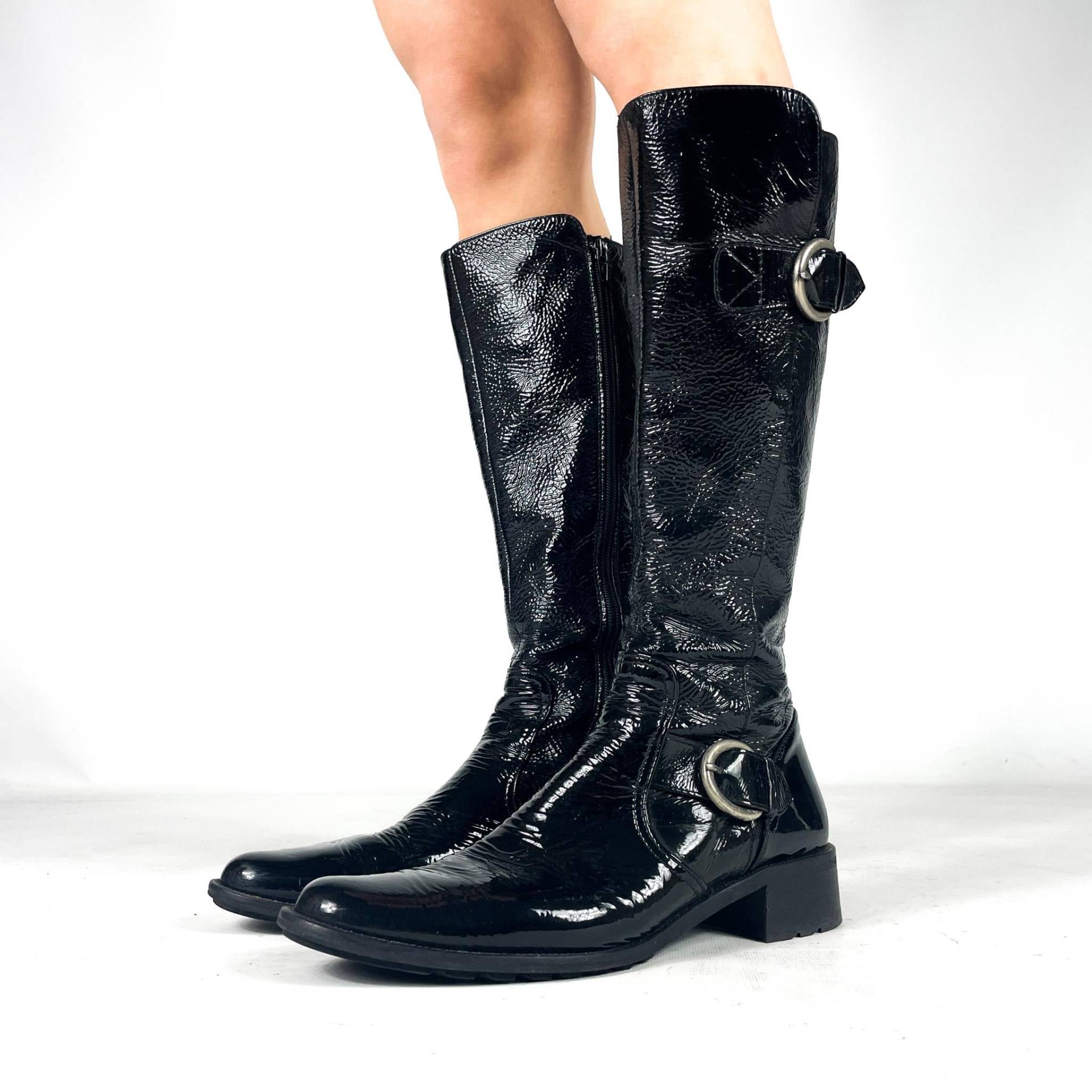 Hohe Stiefel Aus Schwarzem Lackleder Mit Schnallen - Retro-Stil Der 60Er Jahre Größe Eu 41/Uk 8 Us 10 von zephyry2k