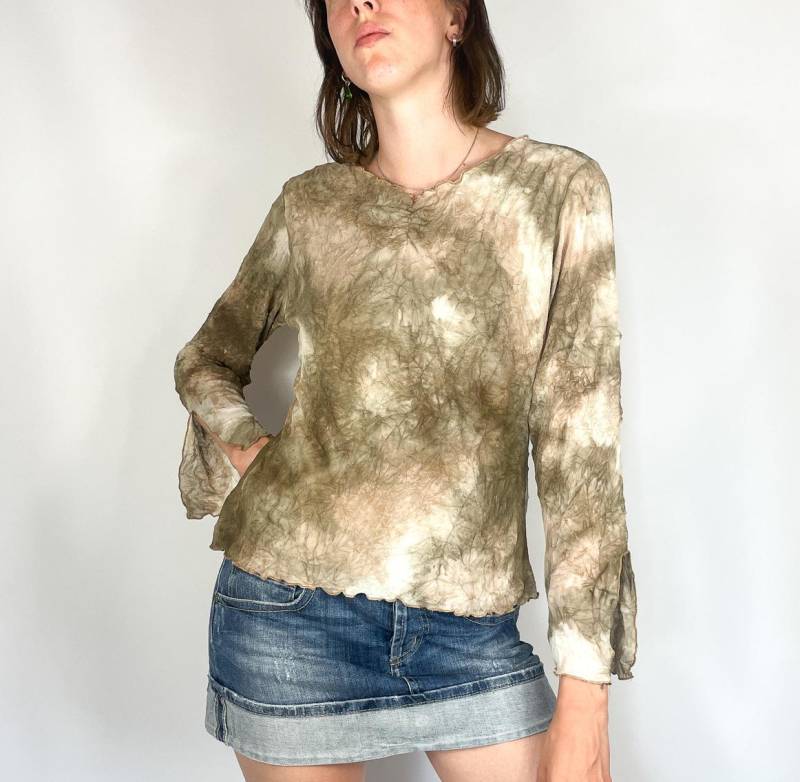 Braunes Tie Dye Mesh Top Damen Langarm Sheer Grunge Y2K Lettuce Saum Layering Shirt Erdton Festival Ästhetik, Größe L/Groß von zephyry2k