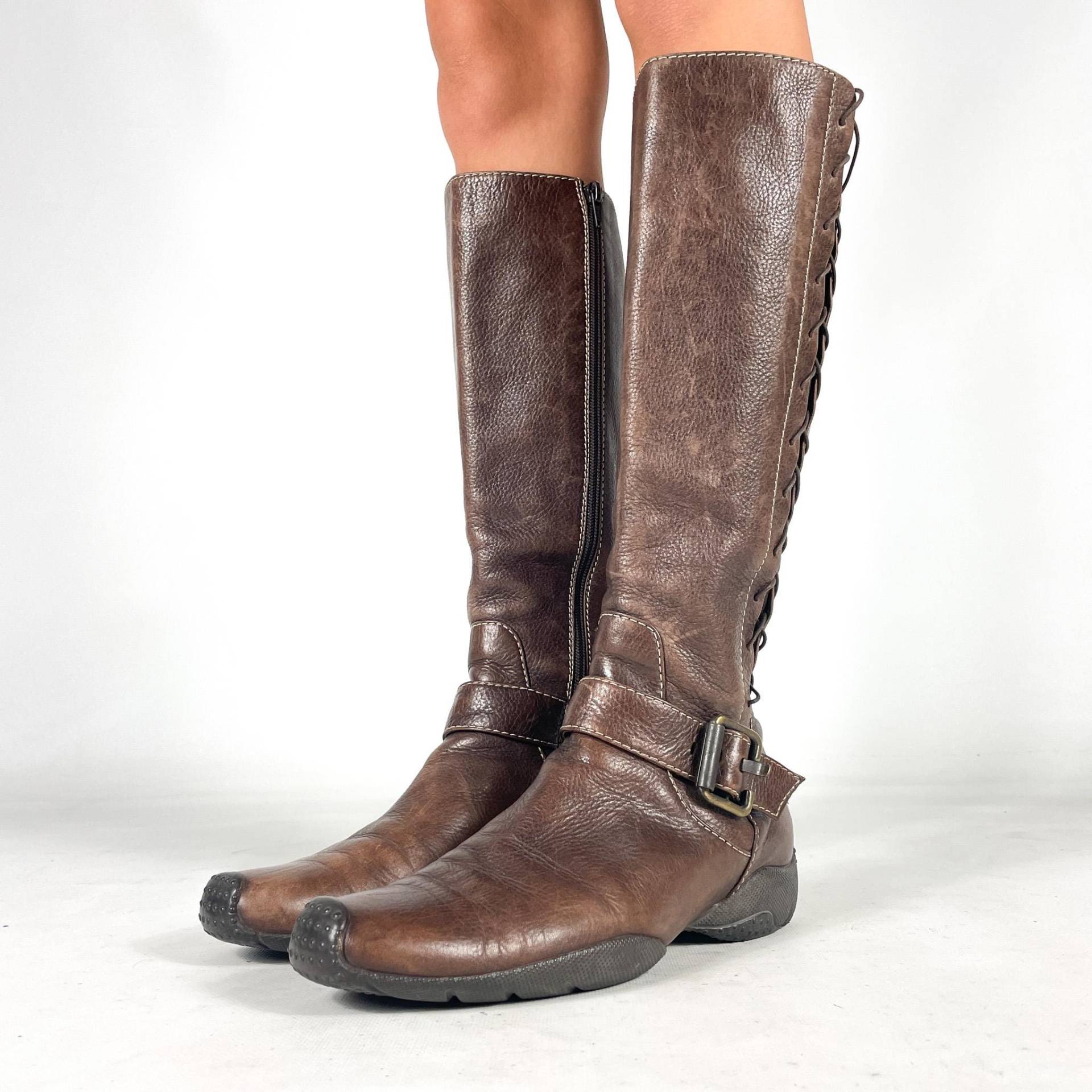 Vintage Braune Biker Combat Kniehohe Stiefel Damen Echtleder Moto Punk Festival Y2K Style - Größe Eu 39/Uk 6 Us 8 Vintage Braune Biker Combat Kniehohe Stiefel Damen Echtleder Moto Punk Festival Y2K Style - Größe Eu 39/Uk 6 Us 8 von zephyry2k