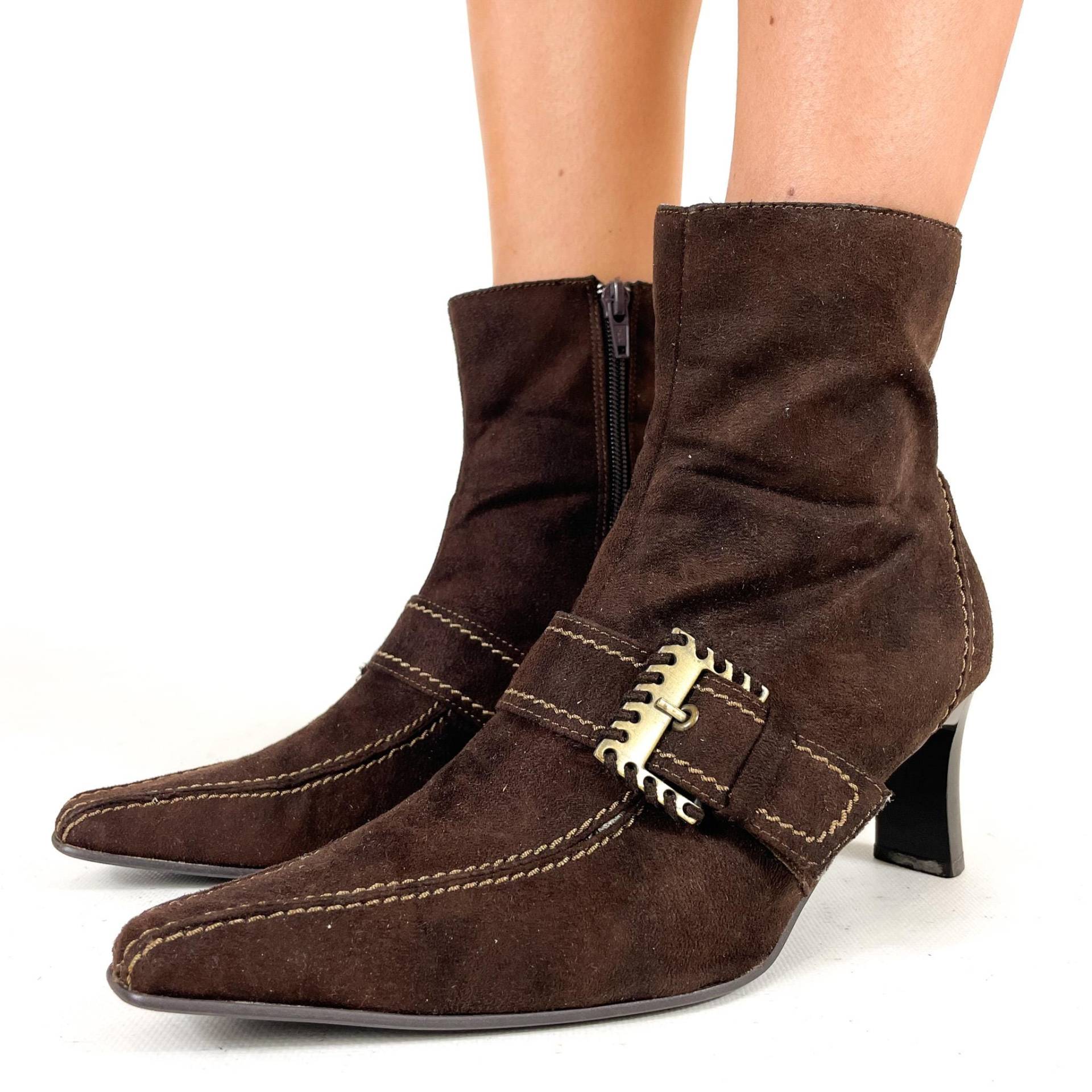 Vintage Braune Fußstiefel Damen Y2K Spitze Zehen Retro Absatz Schnalle Detail Festival Fashion Stiefel - Größe Eu 38/Uk 5 Us Vintage Braune Fußstiefel Damen Y2K Spitze Zehen Retro Absatz Schnalle Detail Festival Fashion Stiefel - Größe Eu 38/Uk 5 Us von zephyry2k