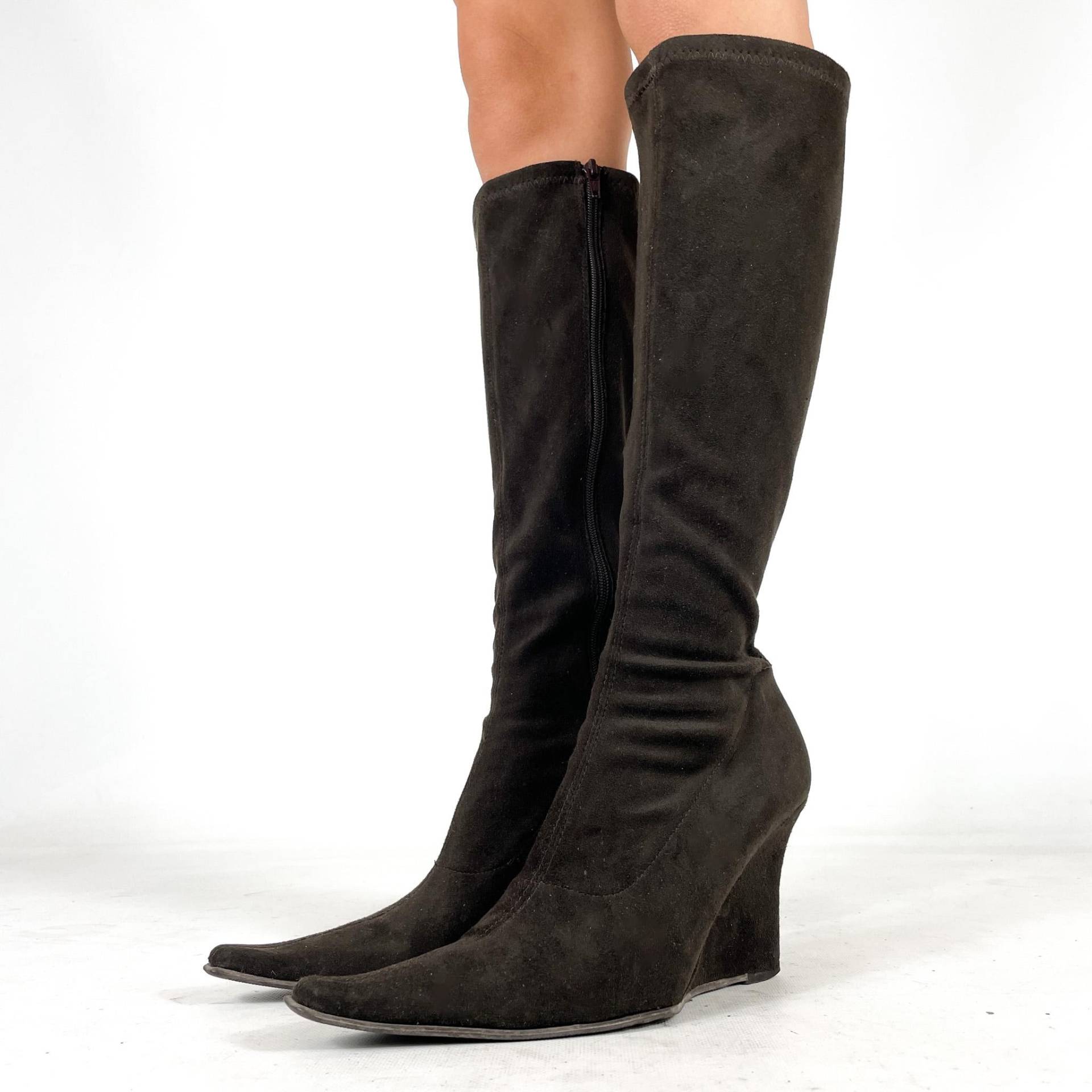 Vintage Braune Kniehohe Keilstiefel Damen Y2K Spitze Zehen Stretch Hohe Stiefel - Größe Eu 39/Uk 6 Us 8 Vintage Braune Kniehohe Keilstiefel Damen Y2K Spitze Zehen Stretch Hohe Stiefel - Größe Eu 39/Uk 6 Us 8 von zephyry2k