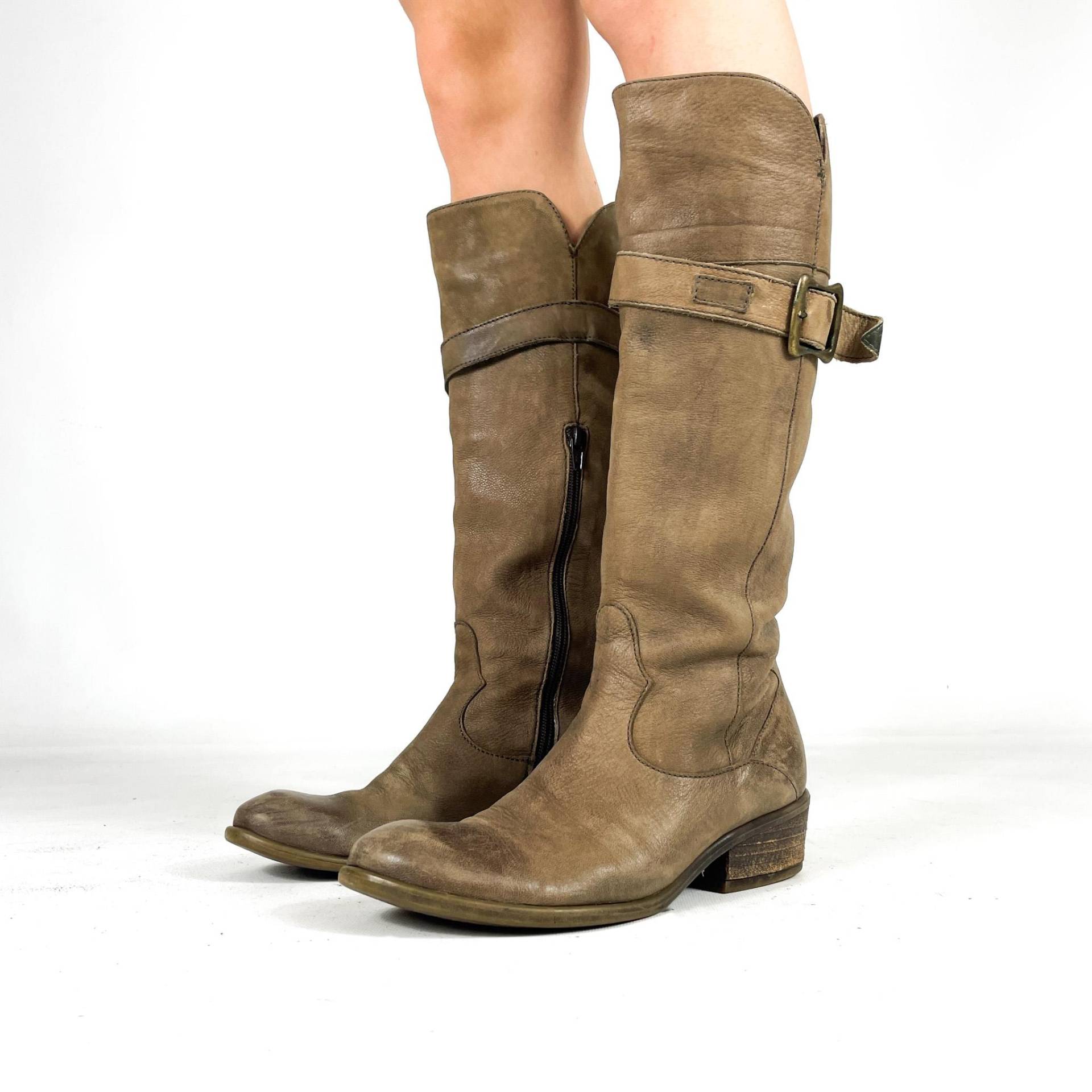 Vintage Braune Lederstiefel - Westernstiefel Im Used-Look Mit Mittelhohem Absatz Und Schnalle Größe Eu 39/Uk 6 Us 8 von zephyry2k