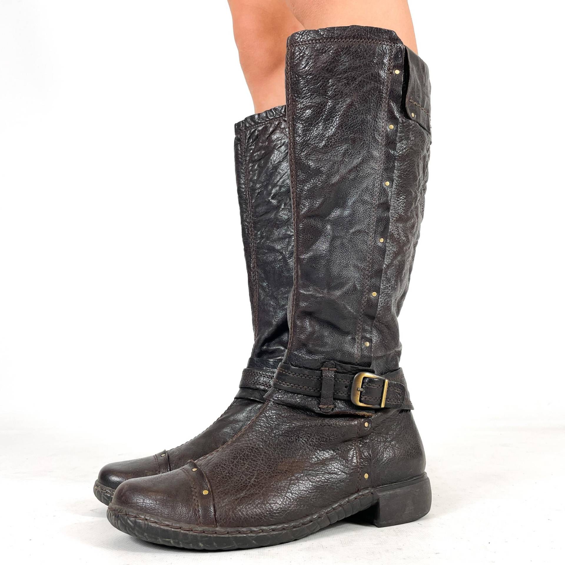 Vintage Dunkelbraune Kniehohe Stiefel Aus Echtem Leder Für Damen Im Reitstil Mit Schnallenriemen Und Nieten Boho-Westernstil - Größe Eu 38, 5/Uk Vintage Dunkelbraune Kniehohe Stiefel Aus Echtem Leder Für Damen Im Reitstil Mit Schnallenriemen Und Nieten Boho-Westernstil - Größe Eu 38, 5/Uk von zephyry2k
