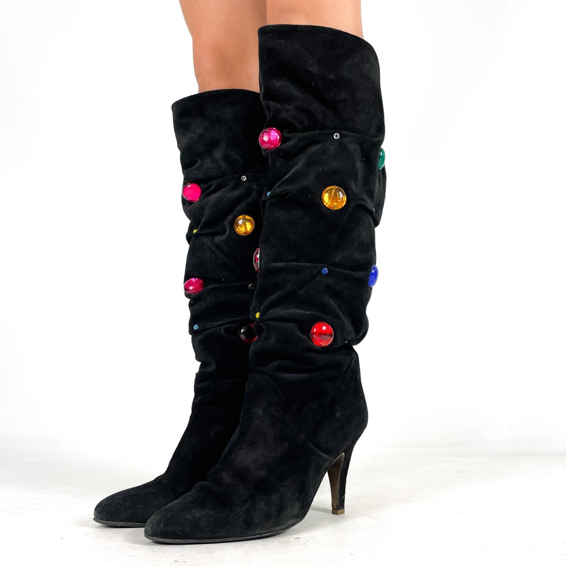 Vintage Schwarze Wildleder Kniehohe Stiefel Damen 80Er Statement Festival Party High Heel Hohe Mit Bunten Edelsteinen - Größe Eu 40/Uk 7 Us 9 Vintage Schwarze Wildleder Kniehohe Stiefel Damen 80Er Statement Festival Party High Heel Hohe Mit Bunten Edelsteinen - Größe Eu 40/Uk 7 Us 9 von zephyry2k