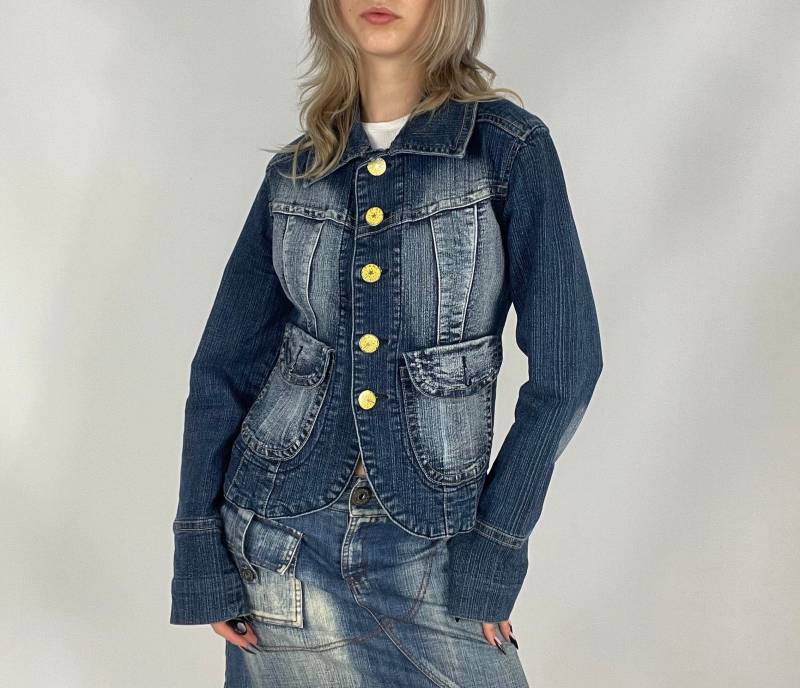 Y2K Gebleichte Denim Preloved Blazerjacke Mit Gelben Knöpfen von zephyry2k