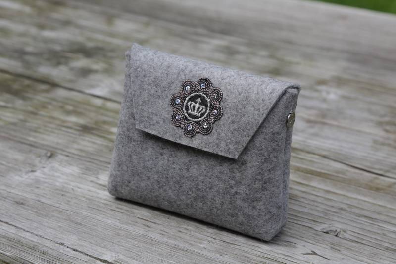 Zigbaxx Beauty Case Filz Royal Kosmetiktasche Make Up Tasche Aus Wollfilz Mit Applikation Krone | Grau Schwarz Beige Braun Pink Zigbaxx Beauty Case Filz Royal Kosmetiktasche Make Up Tasche Aus Wollfilz Mit Applikation Krone | Grau Schwarz Beige Braun Pink von zigbaxx