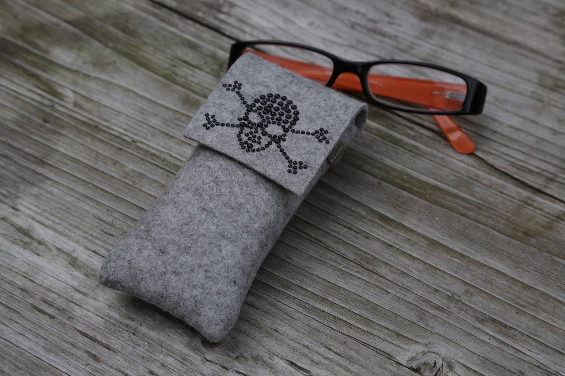 Zigbaxx Brillenetui Filz Dark Zone | Brillenhülle Brillen Tasche Case Aus Merino Wollfilz Mit Totenkopf Skull Pink Grau Beige Schwarz Zigbaxx Brillenetui Filz Dark Zone | Brillenhülle Brillen Tasche Case Aus Merino Wollfilz Mit Totenkopf Skull Pink Grau Beige Schwarz von zigbaxx