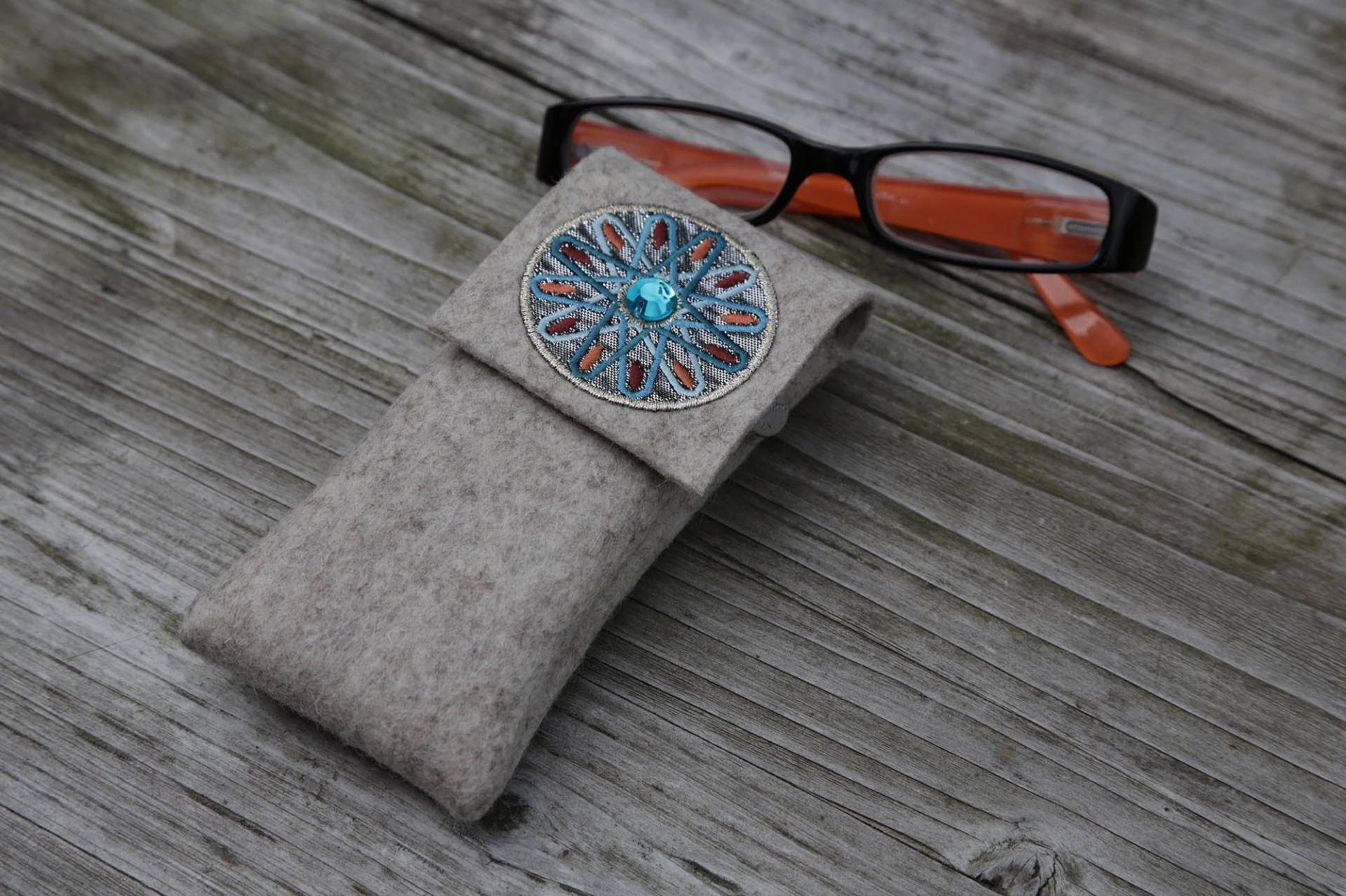 Zigbaxx Brillenetui Filz Maroc | Brillenhülle Brillen Tasche Case Aus Merino Wollfilz Mit Stickapplikation Grau Beige Braun Zigbaxx Brillenetui Filz Maroc | Brillenhülle Brillen Tasche Case Aus Merino Wollfilz Mit Stickapplikation Grau Beige Braun von zigbaxx