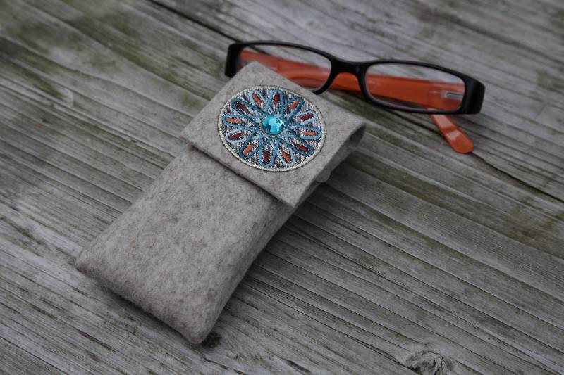 Zigbaxx Brillenetui Filz Maroc | Brillenhülle Brillen Tasche Case Aus Merino Wollfilz Mit Stickapplikation Grau Beige Braun Zigbaxx Brillenetui Filz Maroc | Brillenhülle Brillen Tasche Case Aus Merino Wollfilz Mit Stickapplikation Grau Beige Braun von zigbaxx