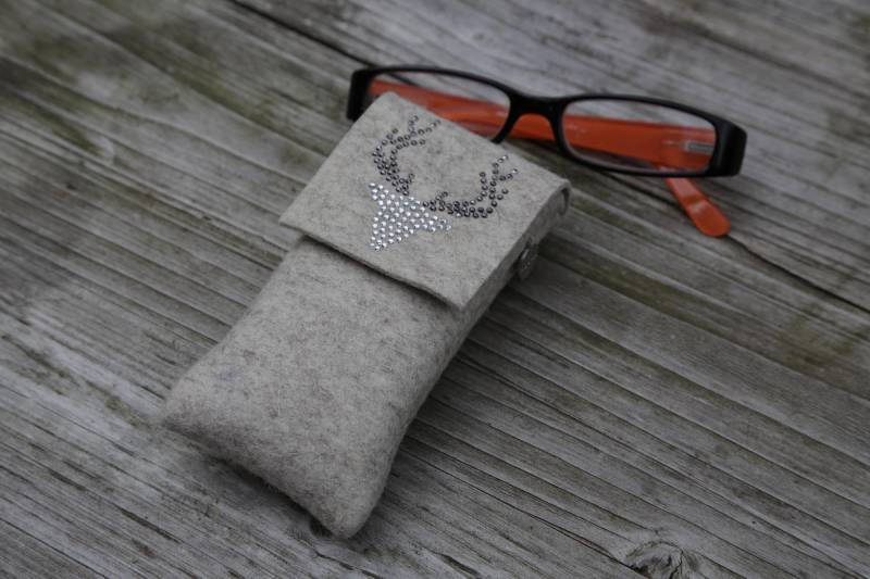 Zigbaxx Brillenetui Filz Wood Star | Brillenhülle Brillen Tasche Case Aus Merino Wollfilz/Hirsch Strass & Studs Pink Grau Beige Schwarz Zigbaxx Brillenetui Filz Wood Star | Brillenhülle Brillen Tasche Case Aus Merino Wollfilz/Hirsch Strass & Studs Pink Grau Beige Schwarz von zigbaxx