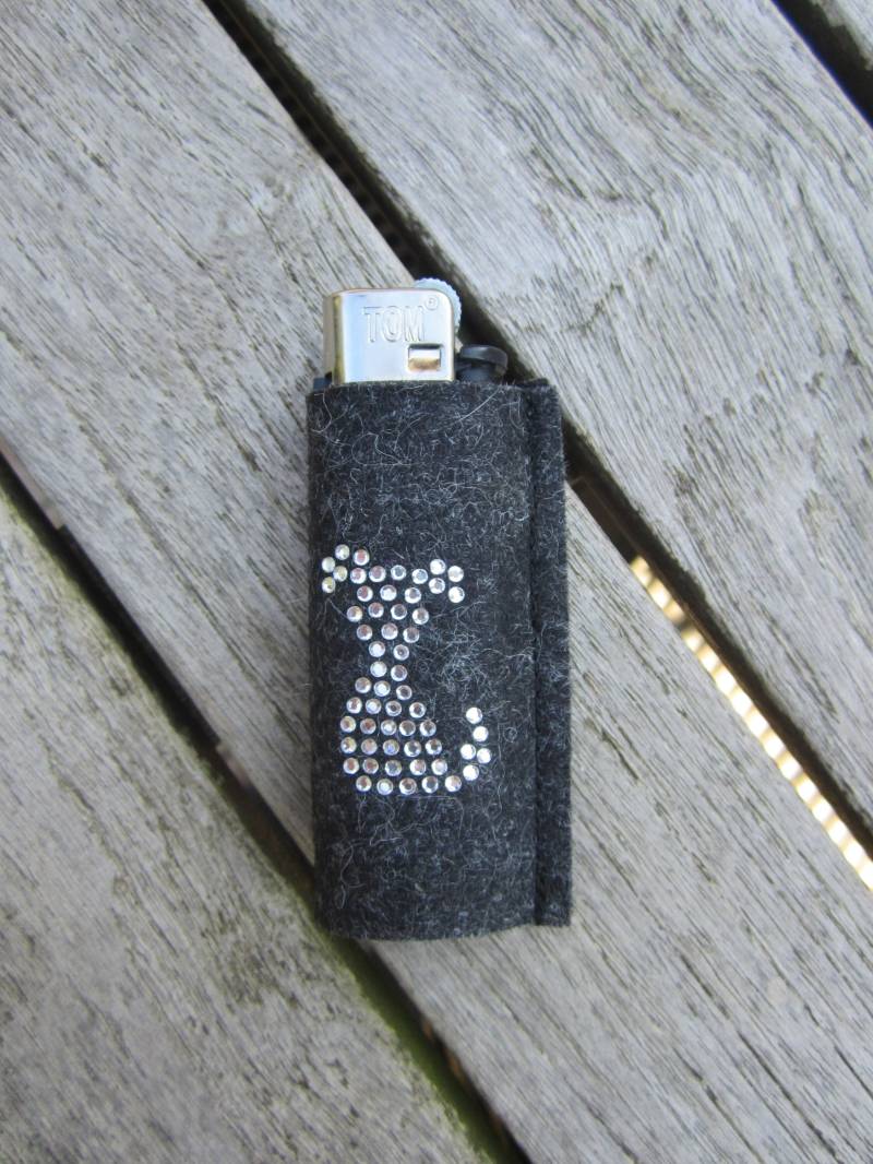 Zigbaxx Feuerzeug-Hülle Dog, Feuerzeughülle Aus Woll-Filz Mit Hund Strass - Für Bic Feuerzeuge Und Div. Einwegfeuerzeuge Kleines Geschenk Zigbaxx Feuerzeug-Hülle Dog, Feuerzeughülle Aus Woll-Filz Mit Hund Strass - Für Bic Feuerzeuge Und Div. Einwegfeuerzeuge Kleines Geschenk von zigbaxx