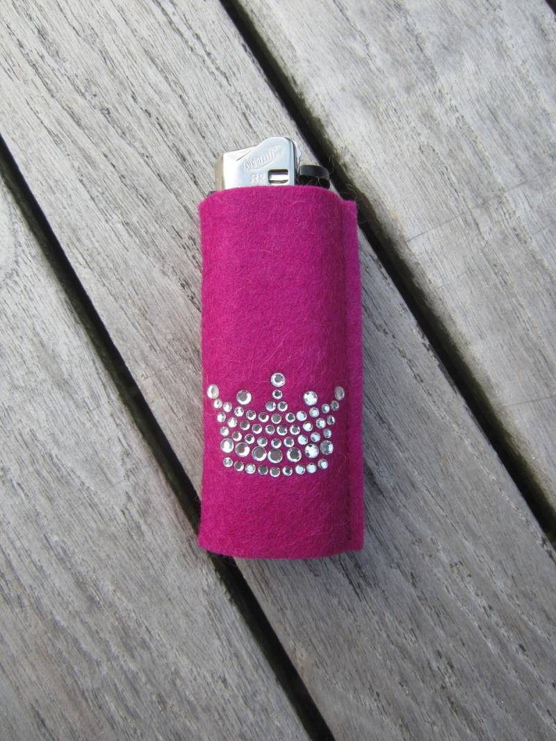 Zigbaxx Feuerzeug-Hülle Little Crown, Feuerzeughülle Aus Woll-Filz Krone Strass - Für Bic Feuerzeuge Und Div. Einwegfeuerzeuge Geschenk Zigbaxx Feuerzeug-Hülle Little Crown, Feuerzeughülle Aus Woll-Filz Krone Strass - Für Bic Feuerzeuge Und Div. Einwegfeuerzeuge Geschenk von zigbaxx