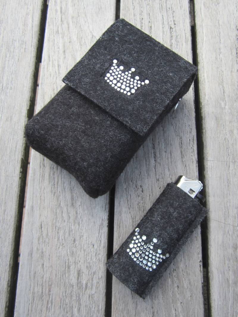 Zigbaxx Set Zigarettenetui Feuerzeughülle Lcrown Zigarettenhülle Für 20 Zigaretten/Big Box Xl, Woll-Filz - Grau Schwarz Pink Beige Braun Rot Zigbaxx Set Zigarettenetui Feuerzeughülle Lcrown Zigarettenhülle Für 20 Zigaretten/Big Box Xl, Woll-Filz - Grau Schwarz Pink Beige Braun Rot von zigbaxx