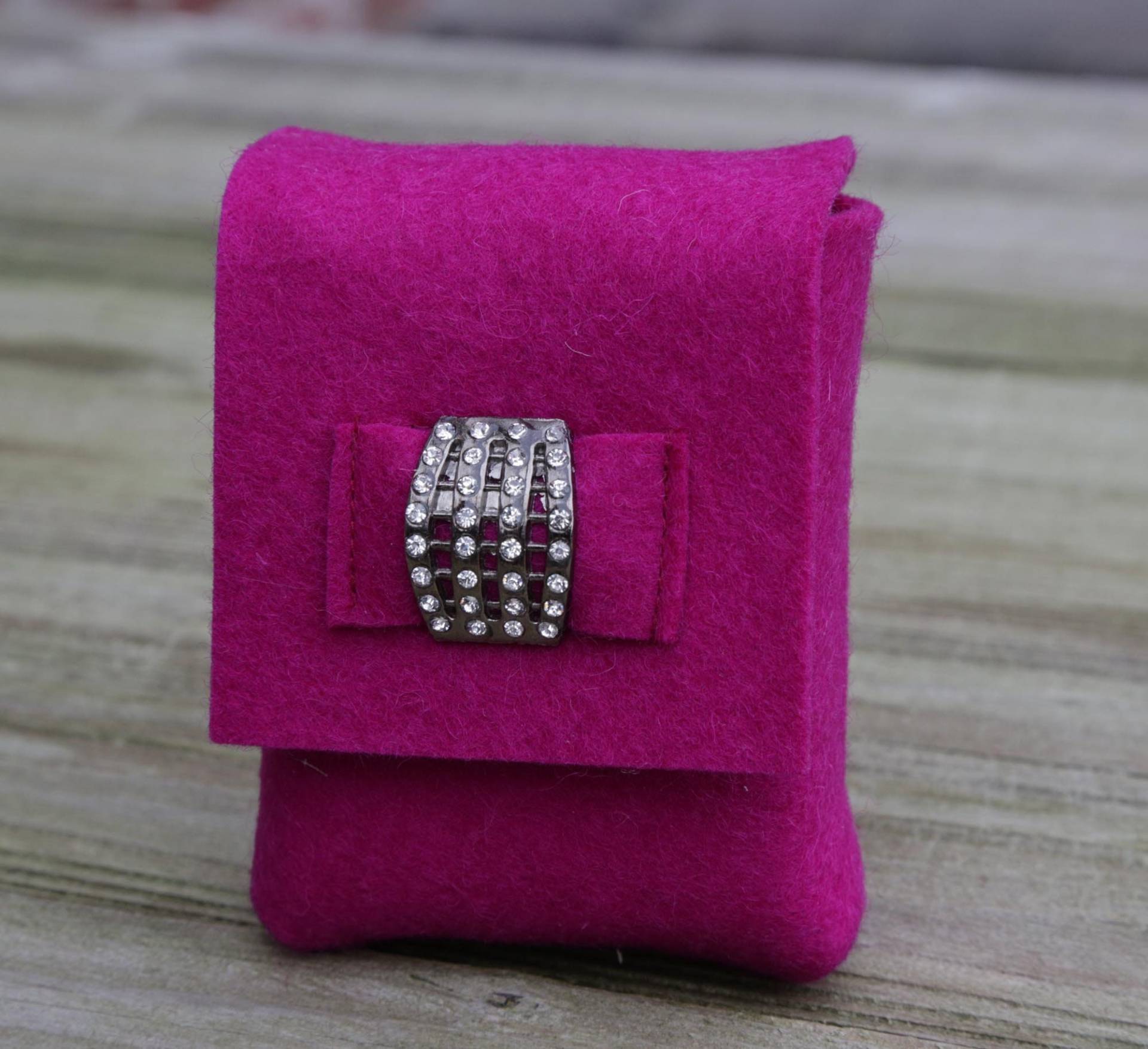 Zigbaxx Zigarettenetui Filz Diamonds Zigarettenhülle Für 20 Zigaretten/Big Box Xl, Merino Wollfilz Grau Schwarz Pink Beige Braun Rot Zigbaxx Zigarettenetui Filz Diamonds Zigarettenhülle Für 20 Zigaretten/Big Box Xl, Merino Wollfilz Grau Schwarz Pink Beige Braun Rot von zigbaxx