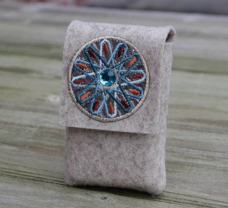 Zigbaxx Zigarettenetui Filz Maroc Zigarettenhülle Für 20 Zigaretten/Big Box Xl, Merino-Wollfilz - Grau Beige Braun Zigbaxx Zigarettenetui Filz Maroc Zigarettenhülle Für 20 Zigaretten/Big Box Xl, Merino-Wollfilz - Grau Beige Braun von zigbaxx