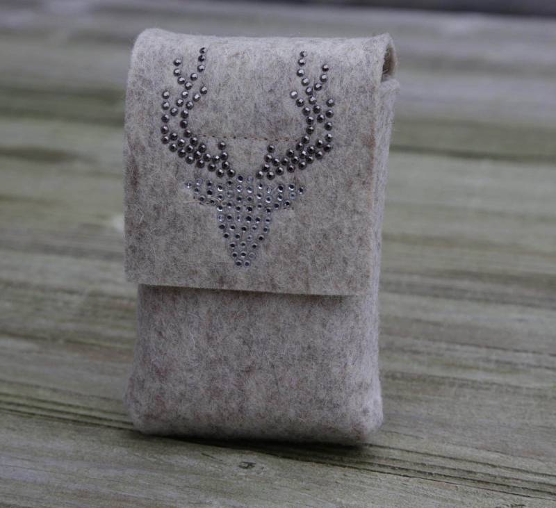 Zigbaxx Zigarettenetui Wood Star Zigarettenhülle Für 20 Zigaretten/Big Box Xl, Woll-Filz/Hirsch Strass - Grau Schwarz Pink Beige Braun Rot Zigbaxx Zigarettenetui Wood Star Zigarettenhülle Für 20 Zigaretten/Big Box Xl, Woll-Filz/Hirsch Strass - Grau Schwarz Pink Beige Braun Rot von zigbaxx