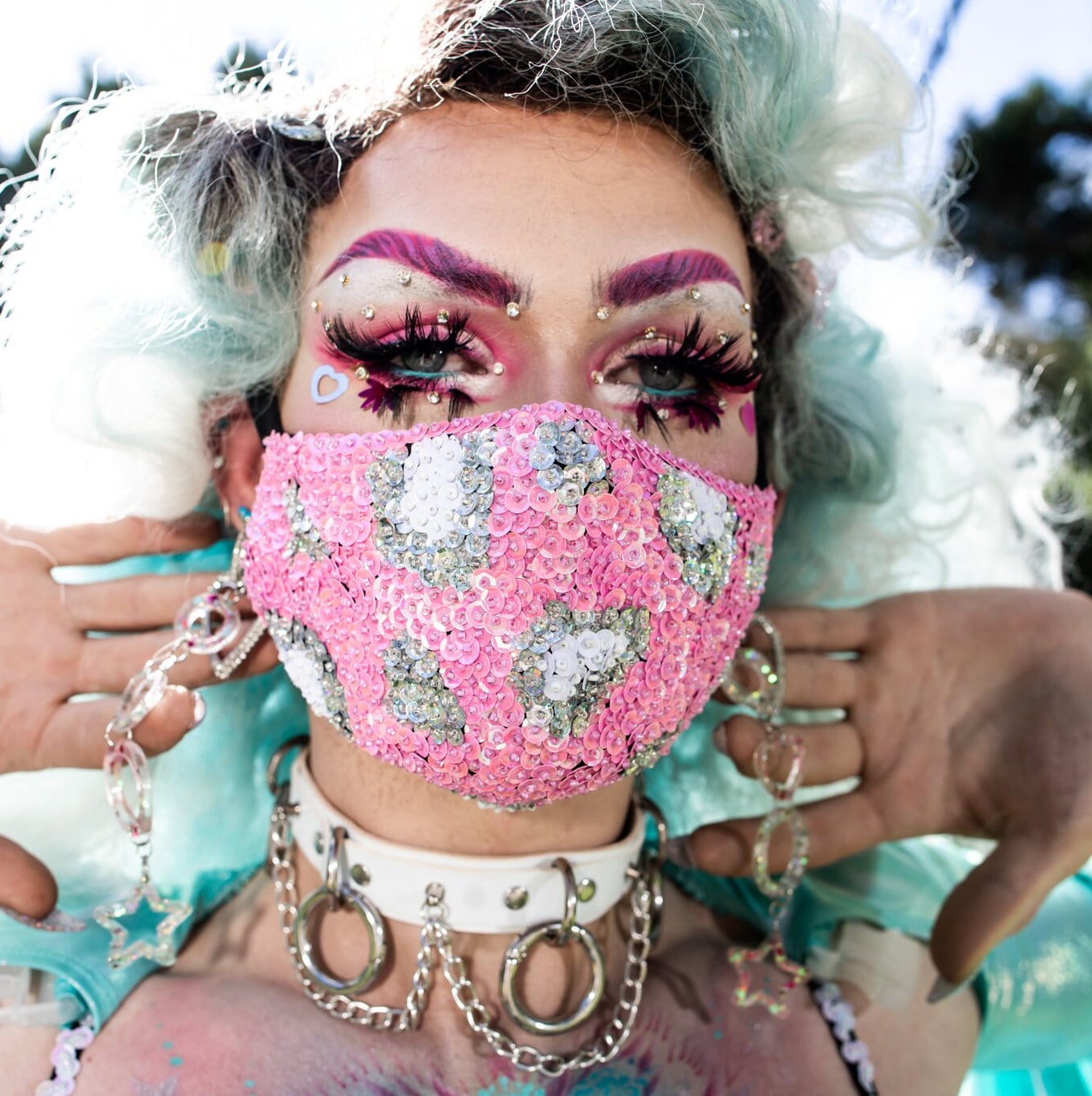 Pink Panther Leopard Print Pailletten Gesichtsmaske Mit Fairy Floss Pink, Weiß Und Holographic Silber | Gesichtsbedeckung Festival Staubmaske Pink Panther Leopard Print Pailletten Gesichtsmaske Mit Fairy Floss Pink, Weiß Und Holographic Silber | Gesichtsbedeckung Festival Staubmaske von zijithelabel