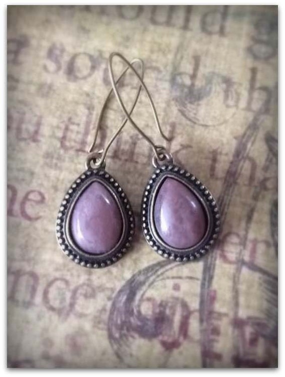 Echte Lila Achat Teardrop Stein Charms Ohrringe, Oval Pear Drop Gem, Vintage Style Antike Bronze/Messing Ohrhaken Echte Lila Achat Teardrop Stein Charms Ohrringe, Oval Pear Drop Gem, Vintage Style Antike Bronze/Messing Ohrhaken von zima