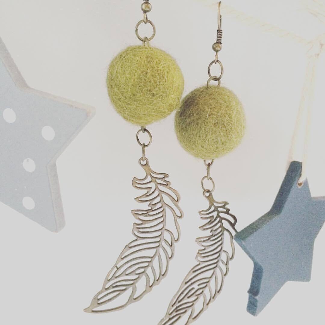 Gefilzte Wolle Ball Ohrringe, Grüne Filzkugel Ohrringe Im Boho Stil Mit Vintage Messing Federn Anhänger Gefilzte Wolle Ball Ohrringe, Grüne Filzkugel Ohrringe Im Boho Stil Mit Vintage Messing Federn Anhänger von zima