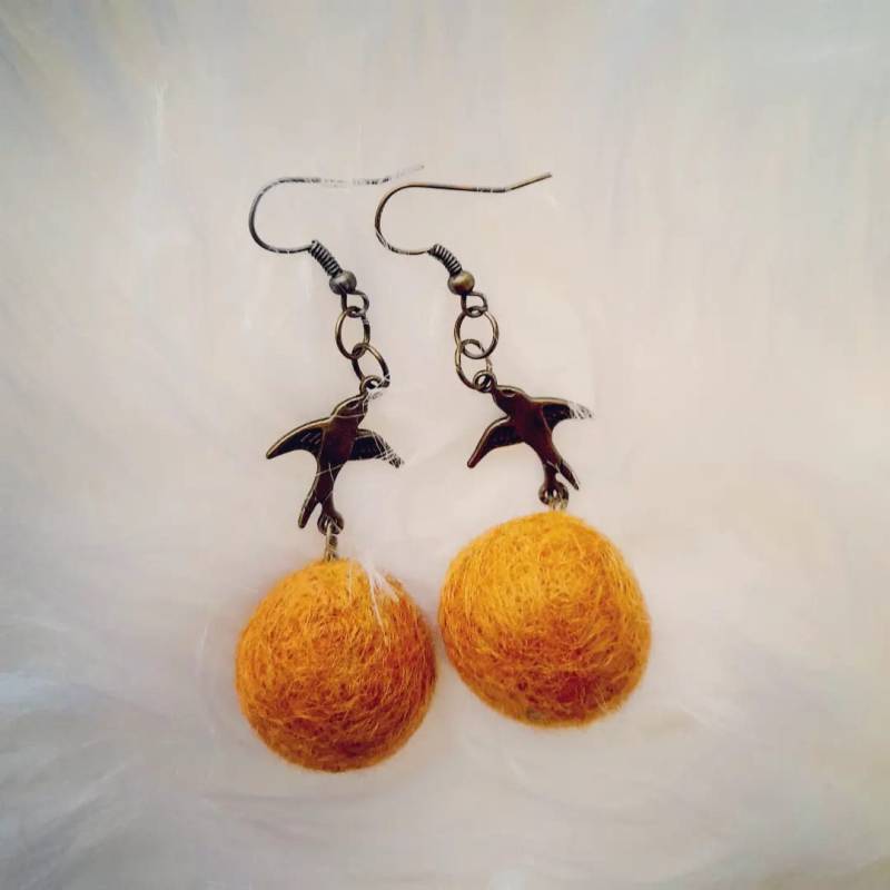 Hellbraune Filzkugel Ohrringe Mit Vogelanhängern Aus Messing Hellbraune Filzkugel Ohrringe Mit Vogelanhängern Aus Messing von zima