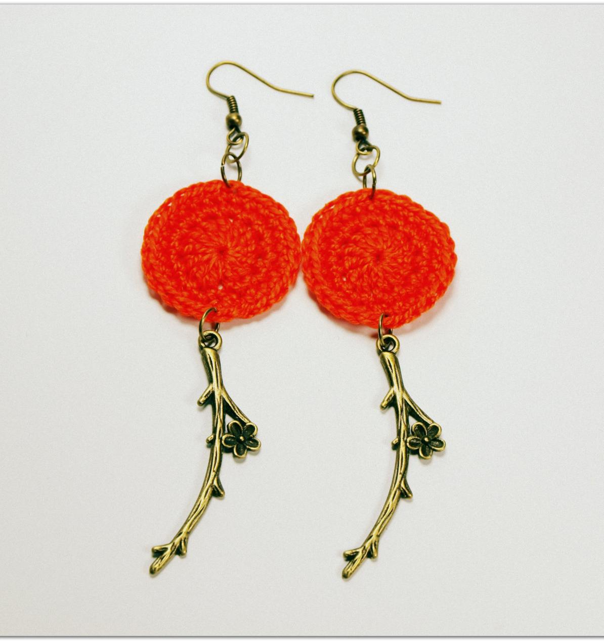 Orange Handgemachte Gehäkelte Kreis Applikationen Mit Antiqued Messing Finish Zweig Pflaumen Blumen Charm Ohrringen Orange Handgemachte Gehäkelte Kreis Applikationen Mit Antiqued Messing Finish Zweig Pflaumen Blumen Charm Ohrringen von zima