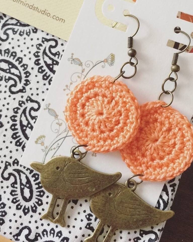 Pastell Orange Gehäkelte Kreis Ohrringe, Vogel Anhänger, Vintage Messing Pastell Orange Gehäkelte Kreis Ohrringe, Vogel Anhänger, Vintage Messing von zima
