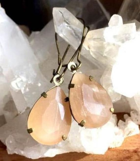 Pear Cut Karamell Gefärbte Jade Facettierte Edelstein-Anhänger, Vintage-stil Ohrringe, Antike Messing Ohrhaken Pear Cut Karamell Gefärbte Jade Facettierte Edelstein-Anhänger, Vintage-stil Ohrringe, Antike Messing Ohrhaken von zima