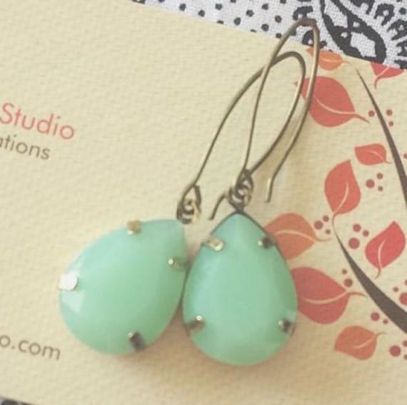 Teardrop Aqua Grün Glasstein Ohrringe Charms, Vintage Style Ohrringe, Messing Ohrhaken von zima