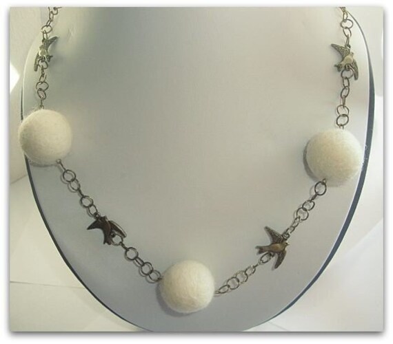 Vintage Filz/Wolle Perlen Und Messing Vogel Anhänger Vintage Filz/Wolle Perlen Und Messing Vogel Anhänger von zima