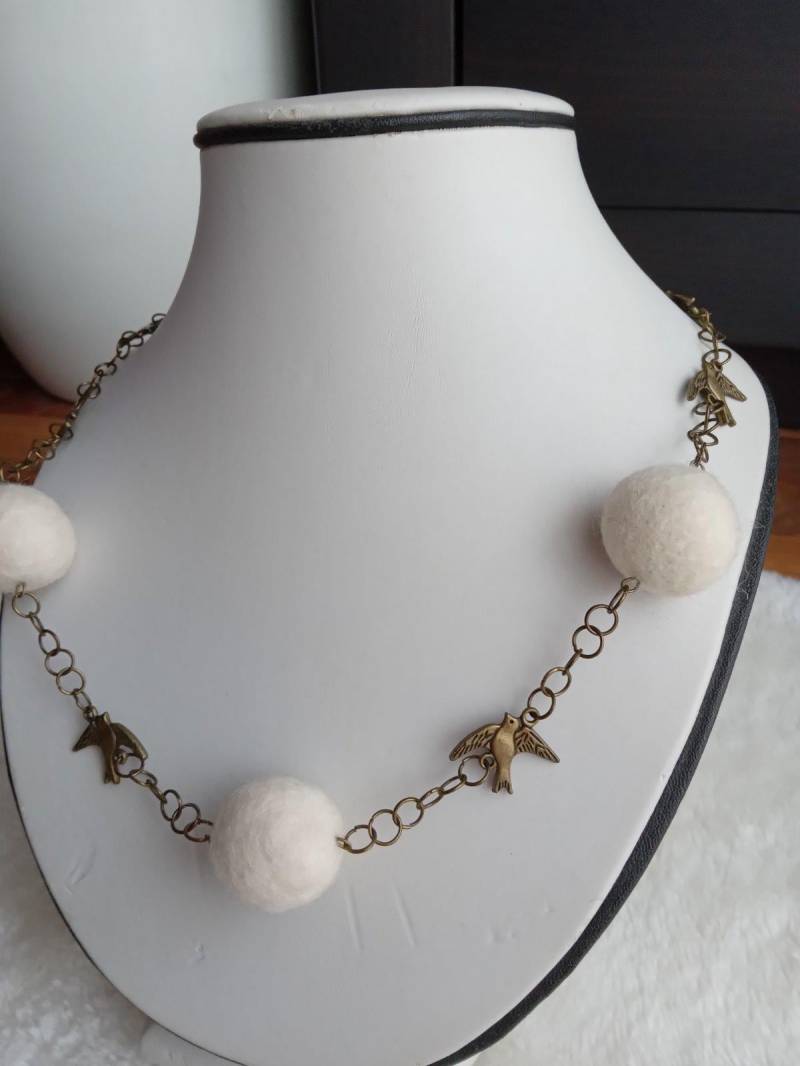 Vintage Filz/Wolle Perlen Und Messing Vogel Anhänger von zima