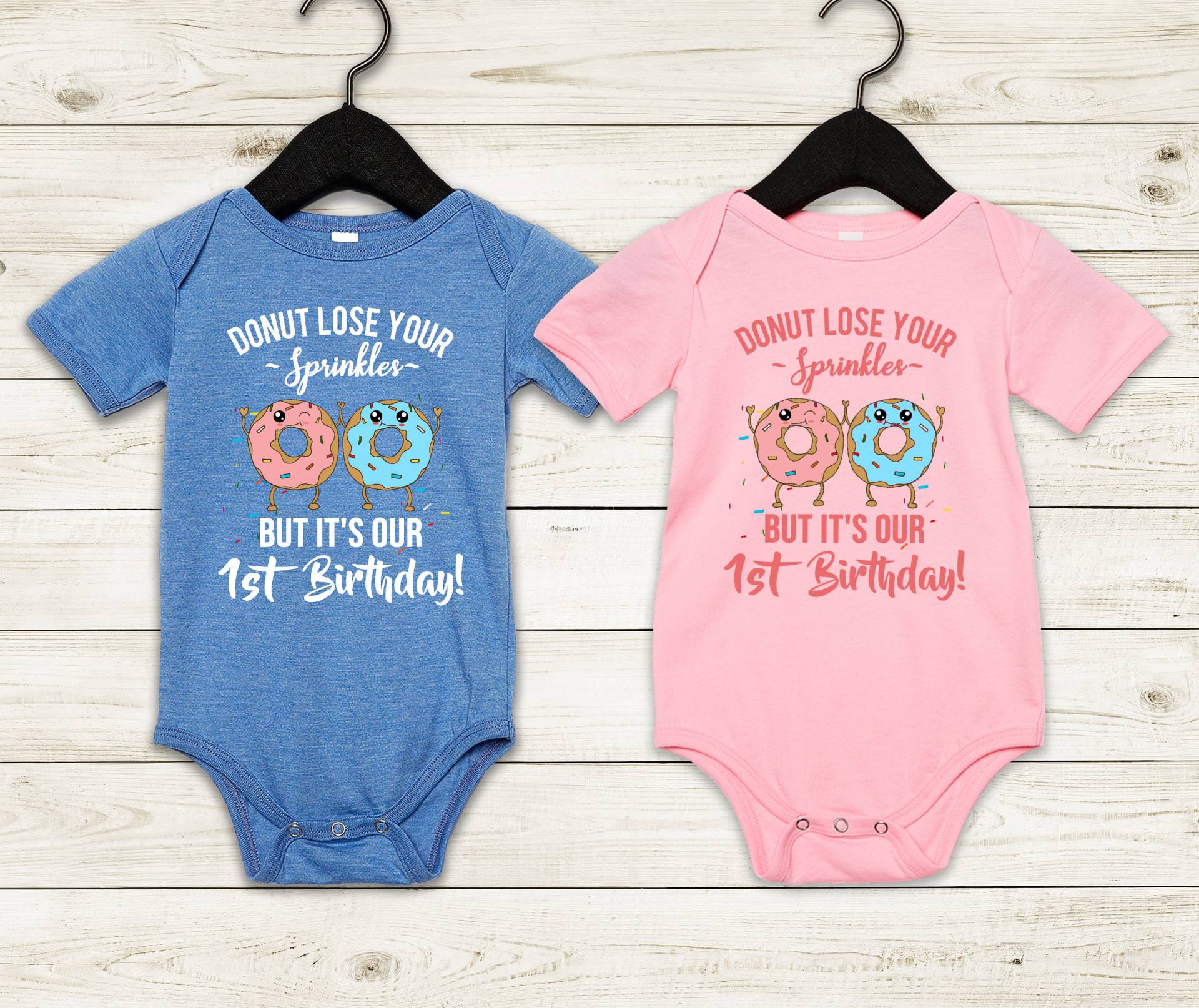 1. Geburtstag Zwillinge Bodysuit - Lustige Donut-Thema-Geburtstagsparty Erster Passende Shirts Für Babys, Kleinkinder, Einjährige Junge Oder Mädchen von zjthreads