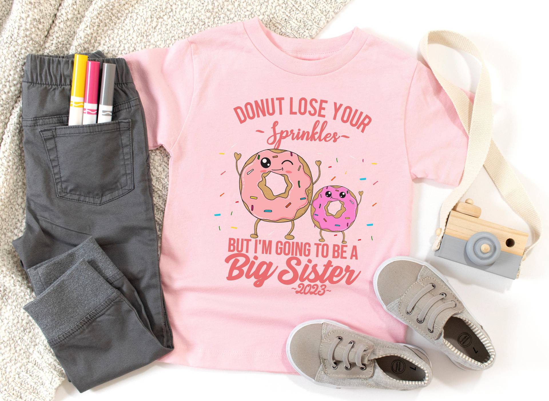 Große Schwester 2023 Shirt - Ich Werde Ein Große T-Shirt Sein Schwangerschaft Enthüllen Baby Ankündigung Donut Verlieren Ihre Sprinkles Outfit von zjthreads