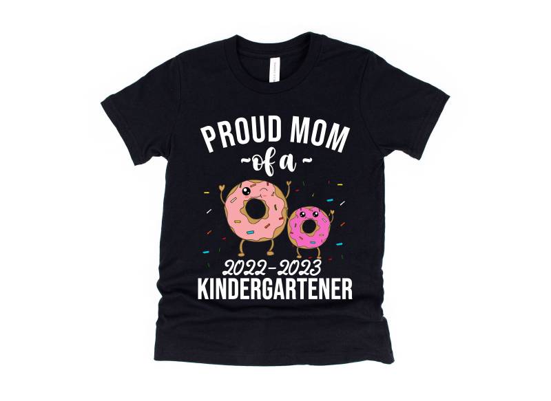 stolze Mutter Eines Kindergartenkindes Shirt - Lustiges Kindergarten Back To School Mom T-Shirt Passendes Familien Outfit 2022-2023 1.tag Der Schule von zjthreads