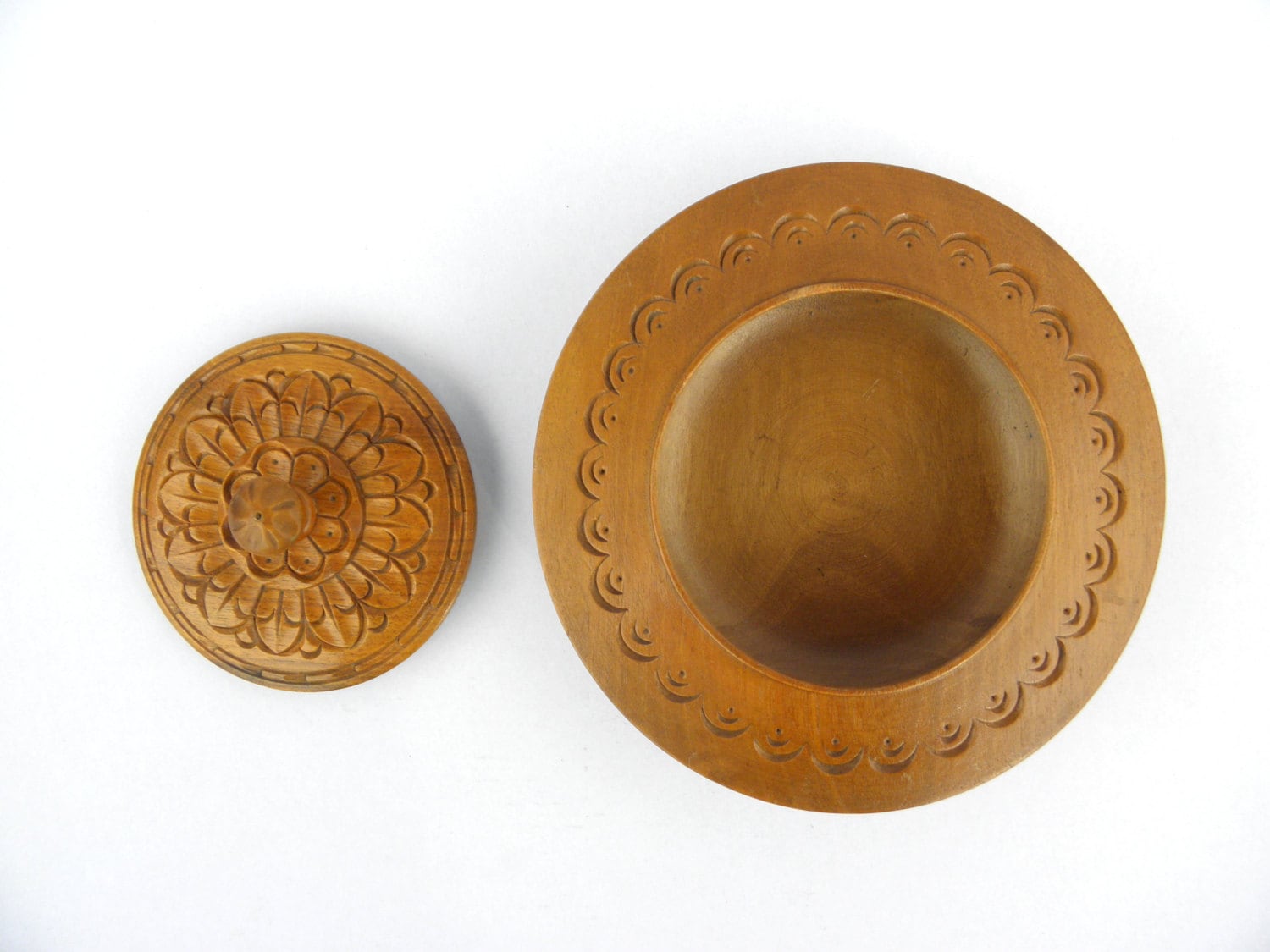 Vintage Hand Geschnitzte Holz Schmuckschatulle Mit Deckel Vintage Hand Geschnitzte Holz Schmuckschatulle Mit Deckel von zografa