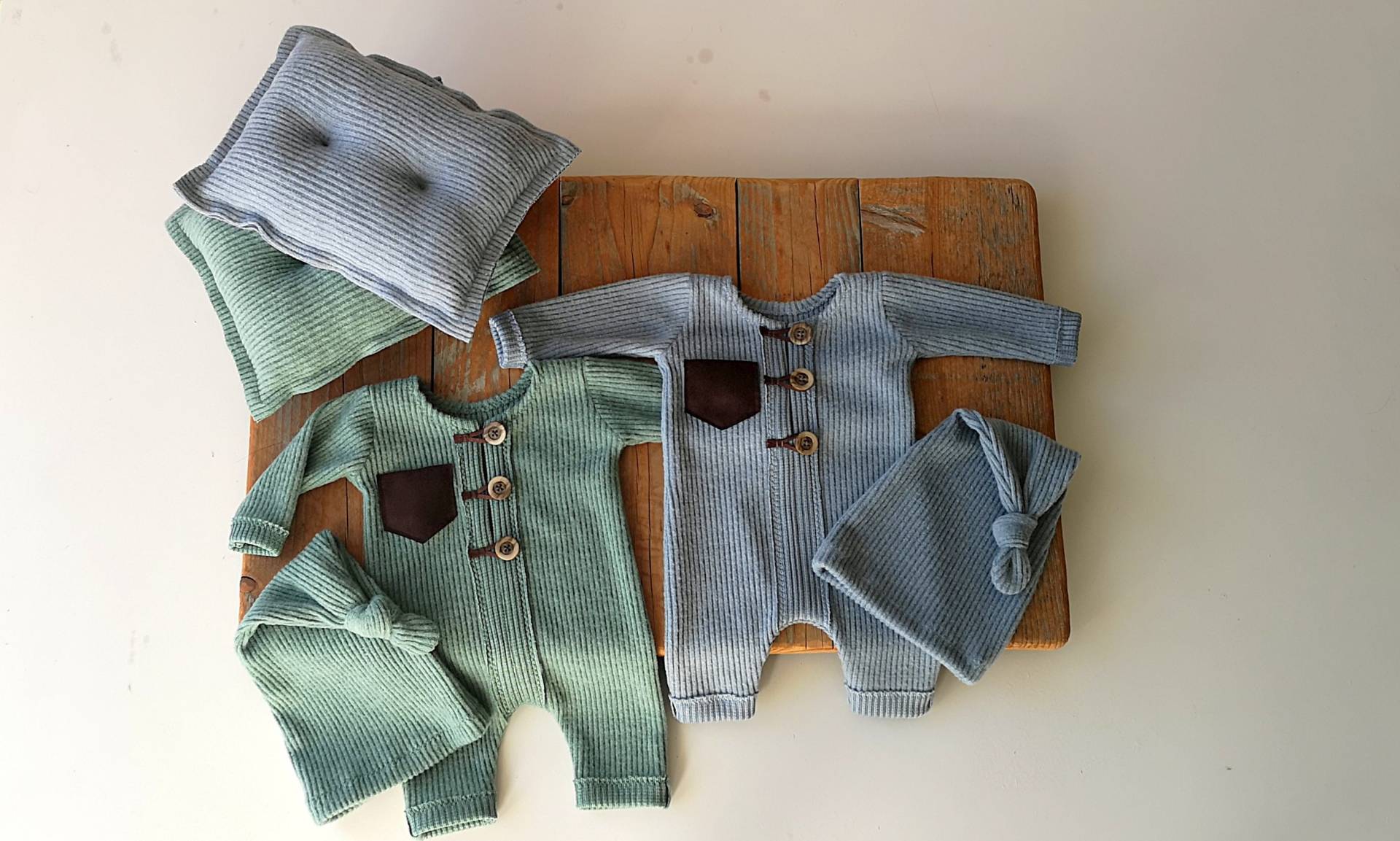 Neugeborenen Strampler Set, Blau Und Grün Foto Requisiten, Jungen Mit Knöpfen von zoikphotoprops