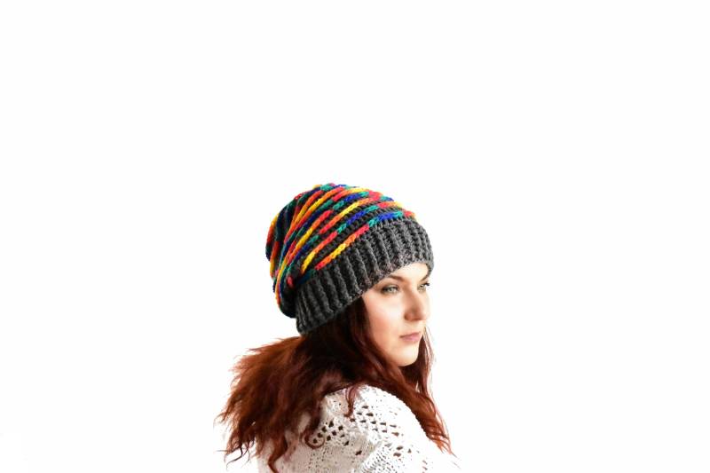 Graue Regenbogen Gehäkelte Beanie Mütze Für Frauen von zolayka