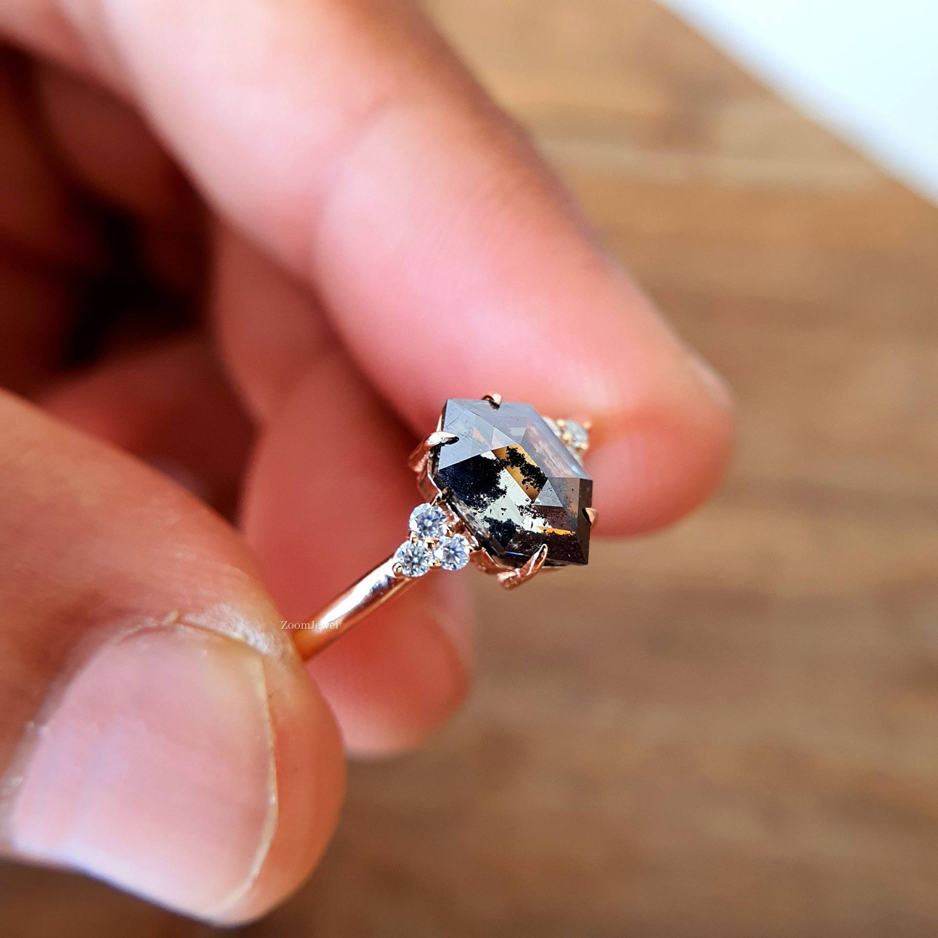 Grauer Moissanit Salz Und Pfeffer Diamant Ring | Zierlicher Sechskant Verlobungsring Art-Deco-Ring Im Antiken Stil Schlichter Ehering Für Die Braut von zoomjewel